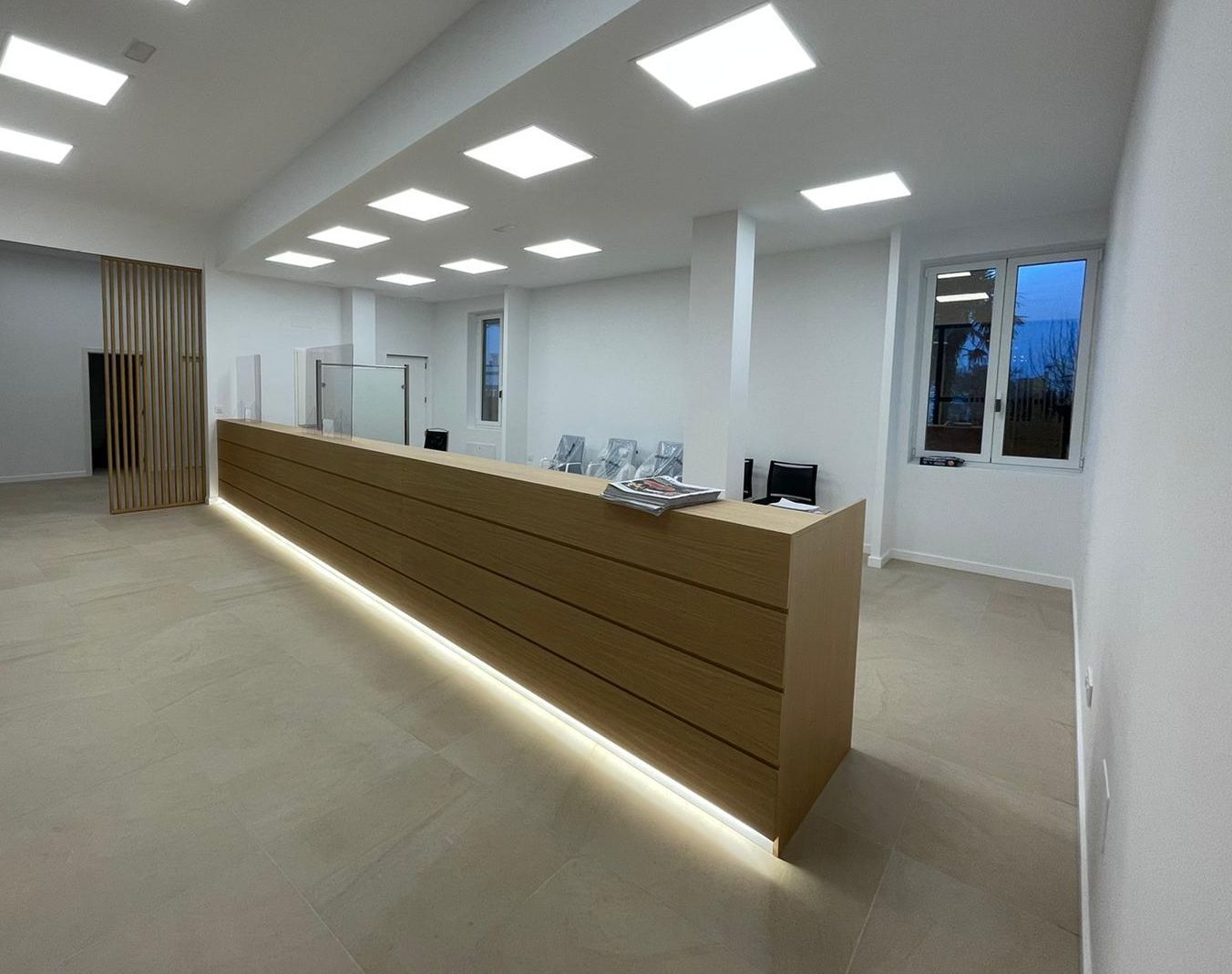 Hay un largo mostrador de madera en el medio de la habitación.