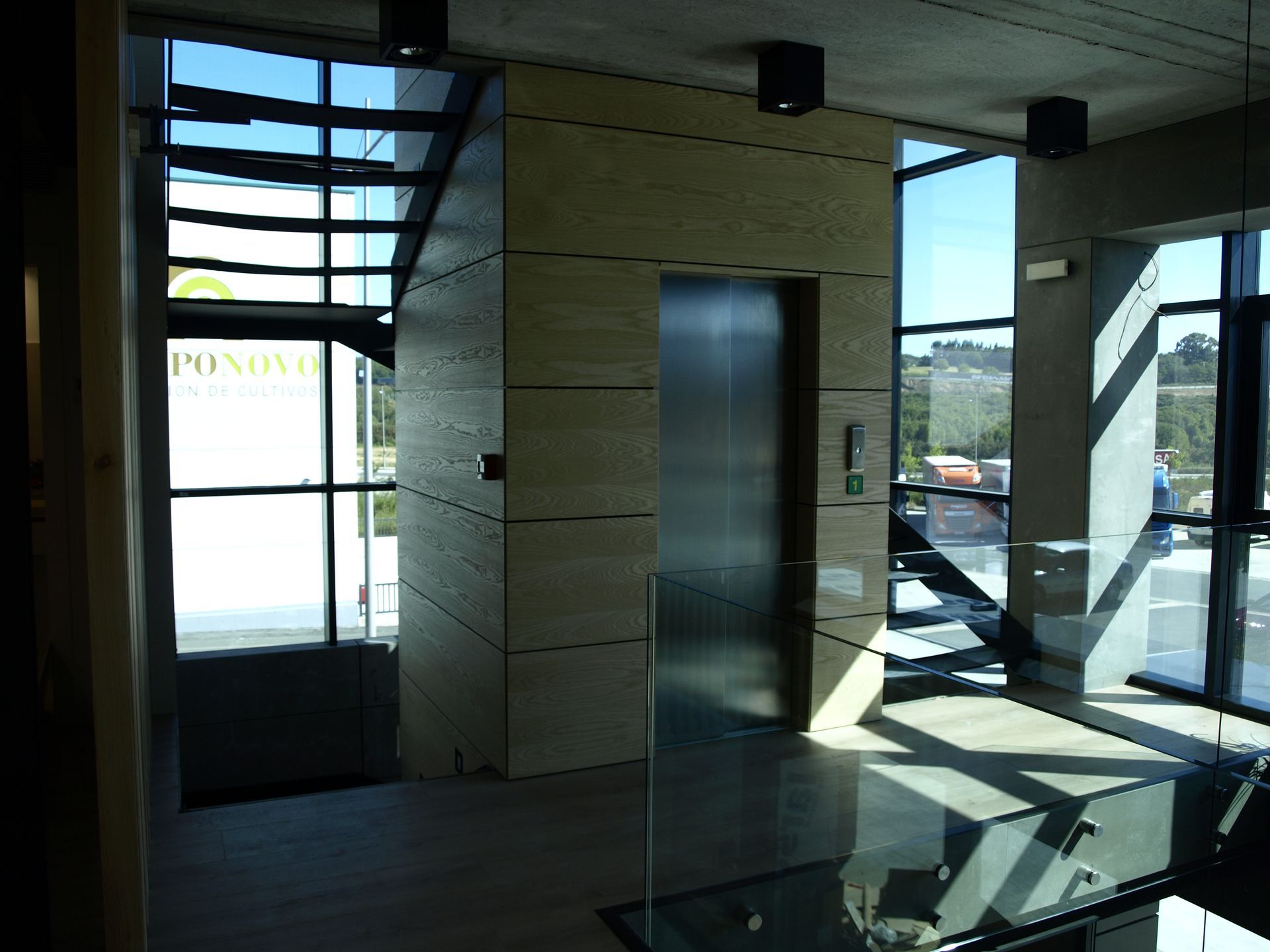 Un ascensor en un edificio con suelo de cristal