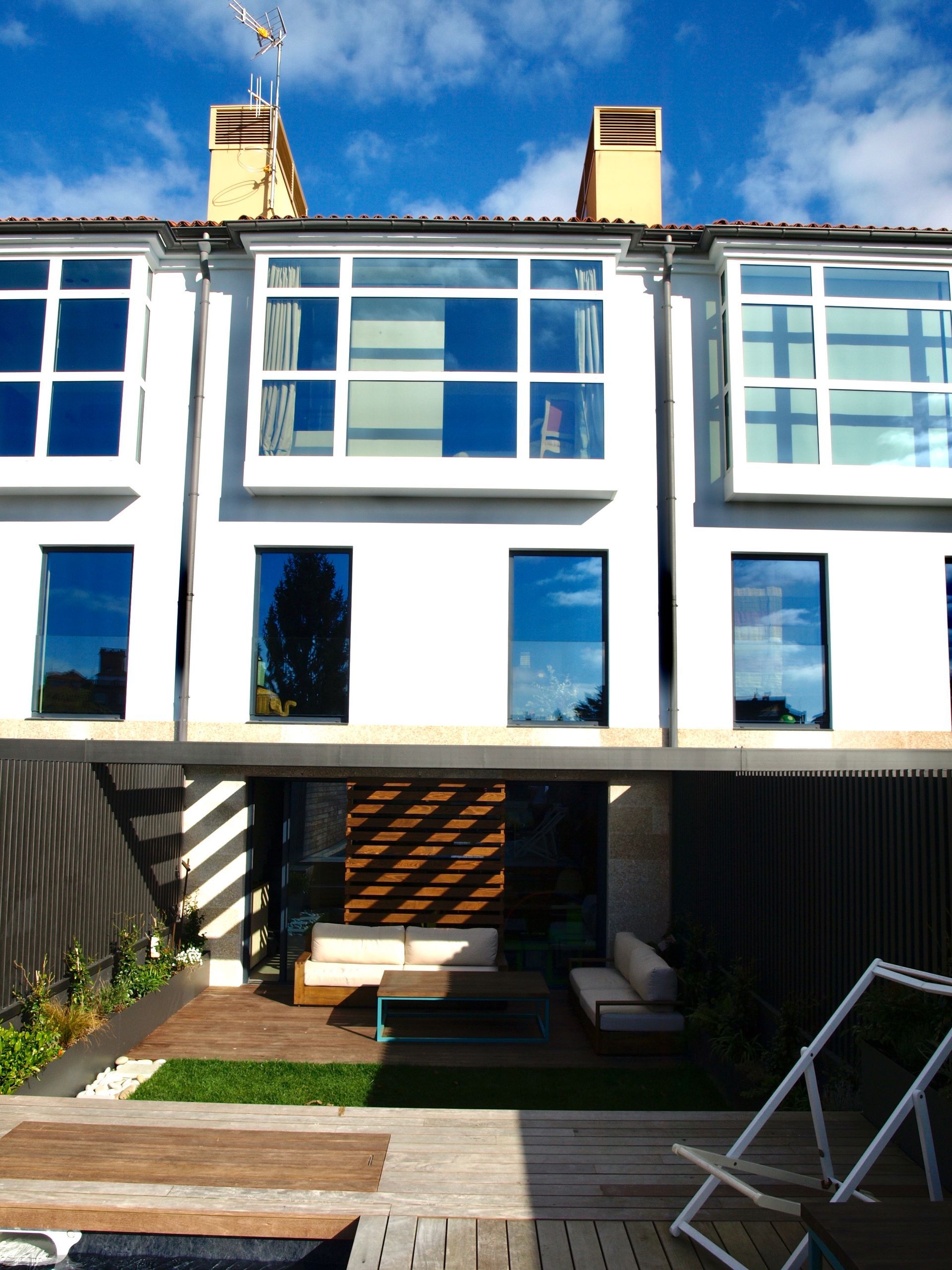 Un gran edificio blanco con muchas ventanas.