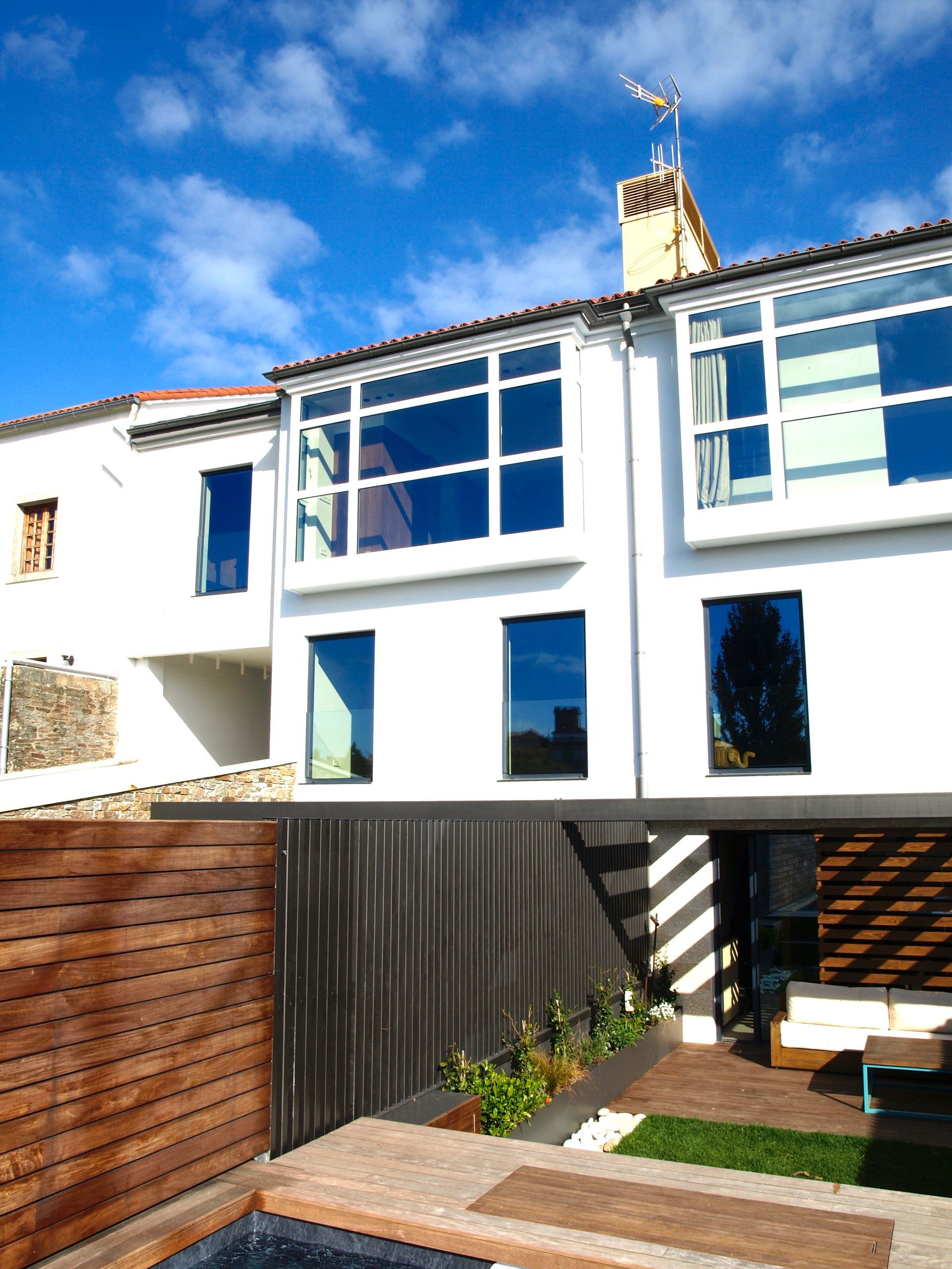 Un gran edificio blanco con muchas ventanas.