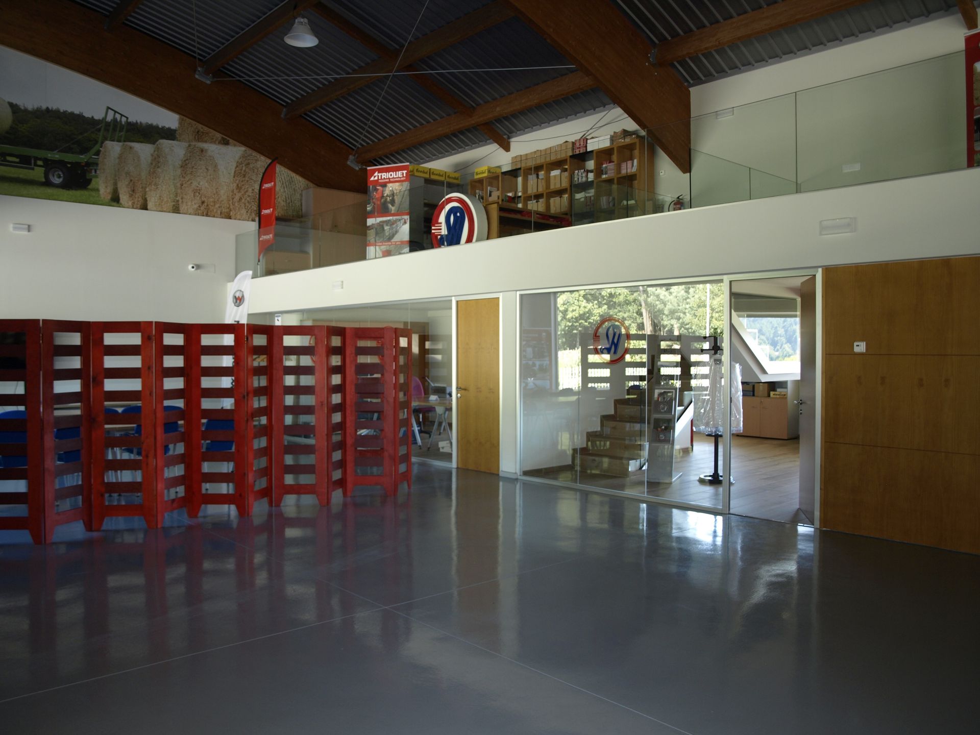 Una habitación grande con una escalera que conduce al segundo piso.