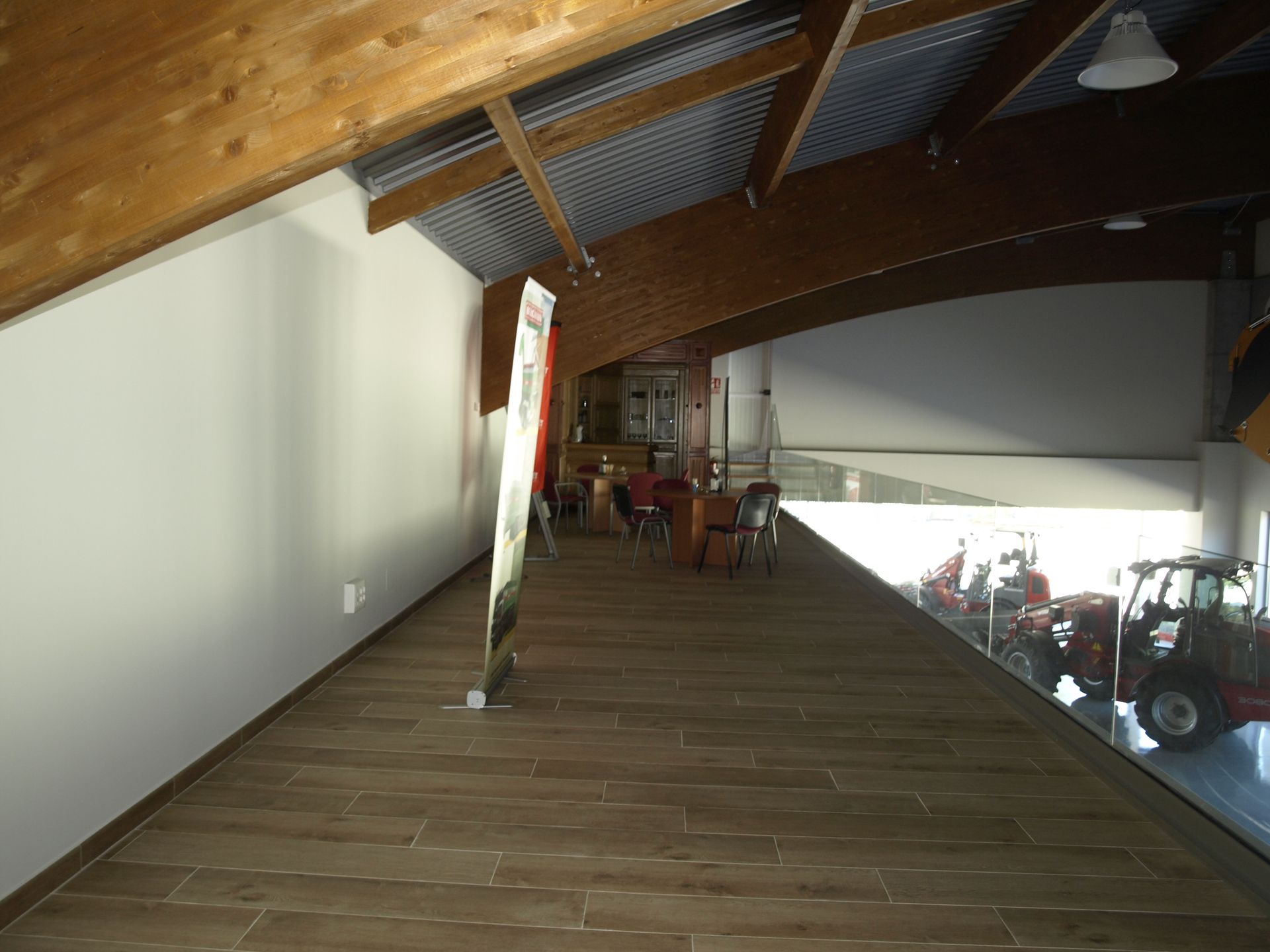 Una habitación con techo de madera y suelo de madera