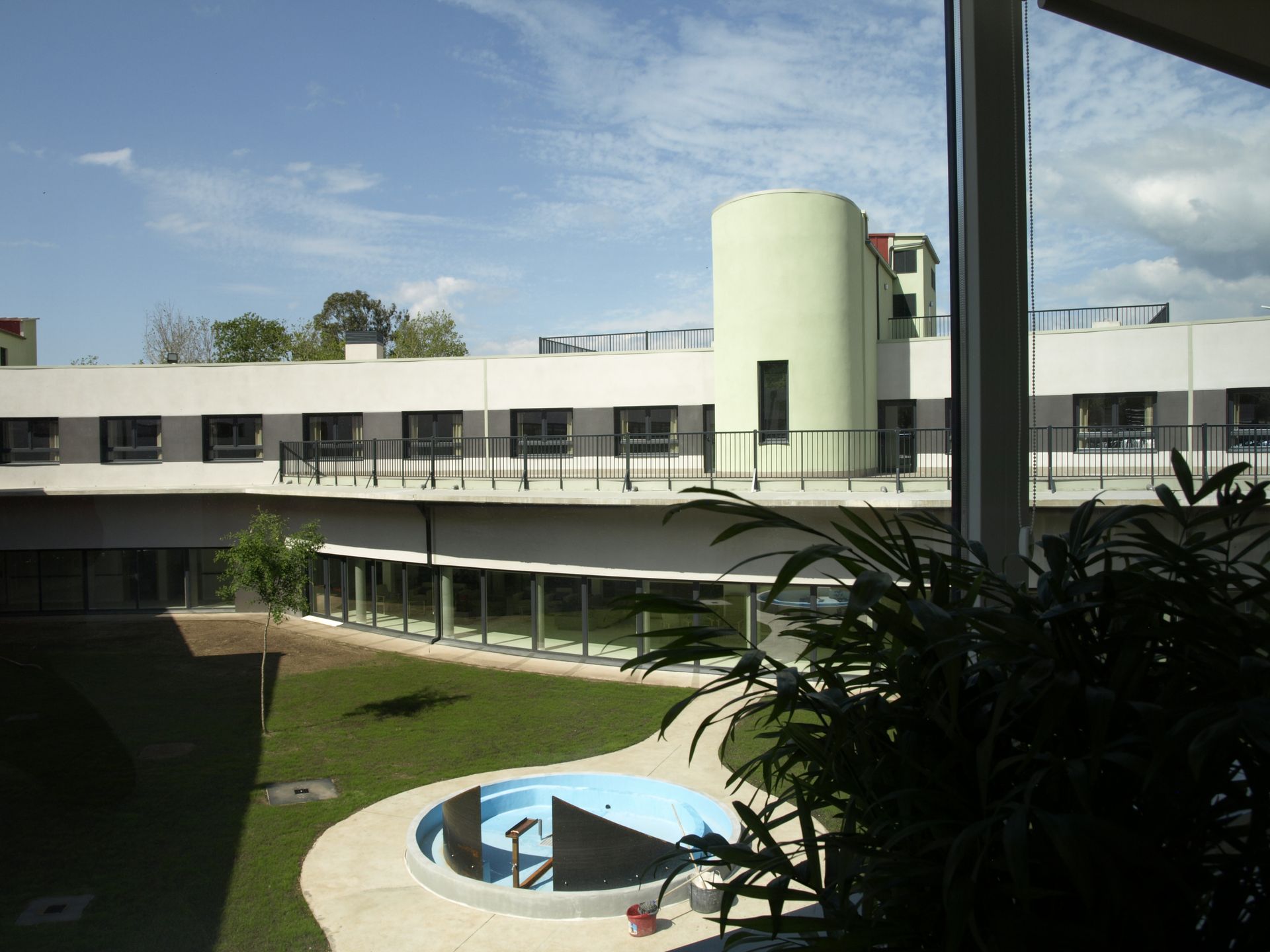Un gran edificio con una piscina en frente.