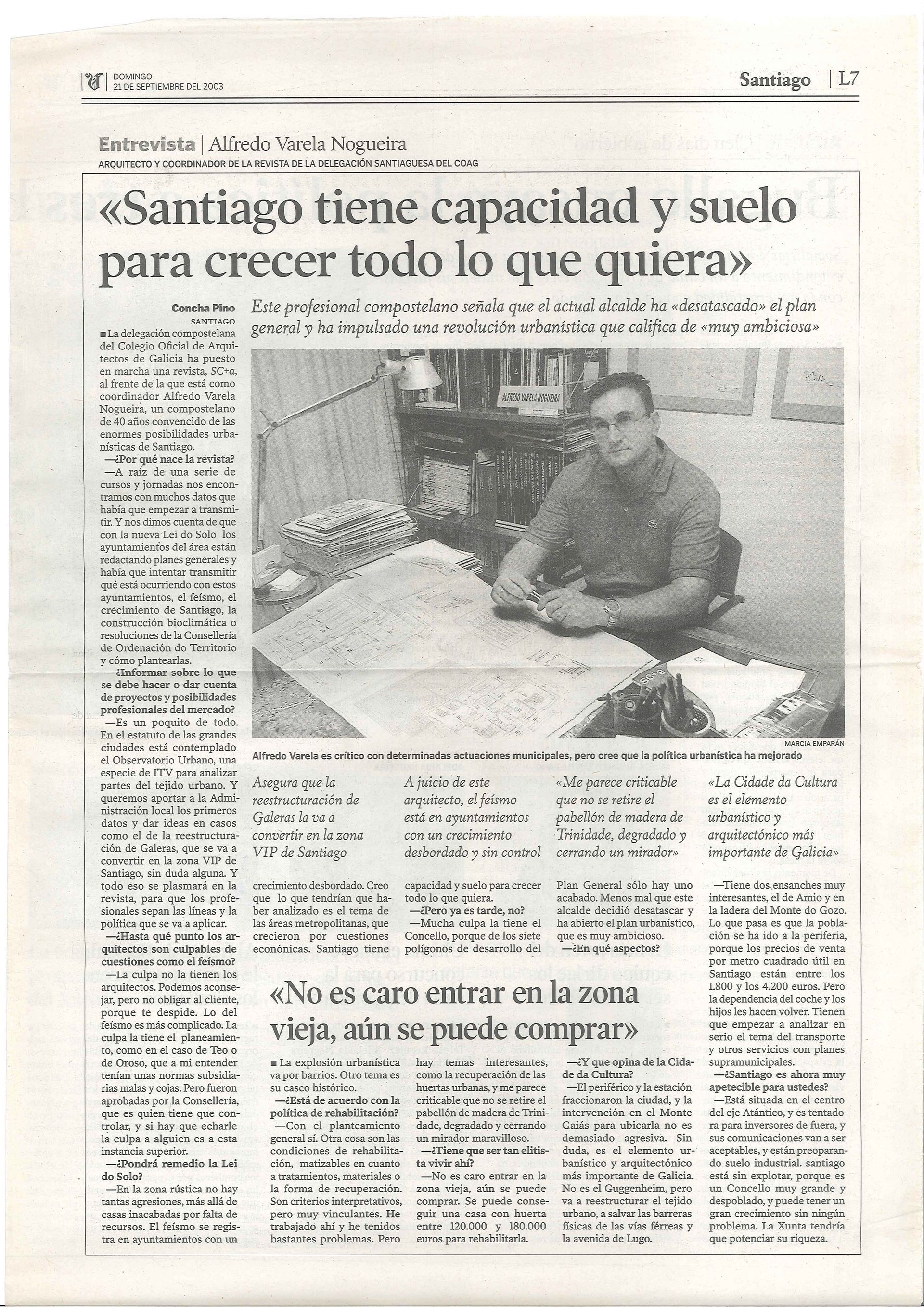 Un hombre está sentado en una mesa en un artículo de periódico.