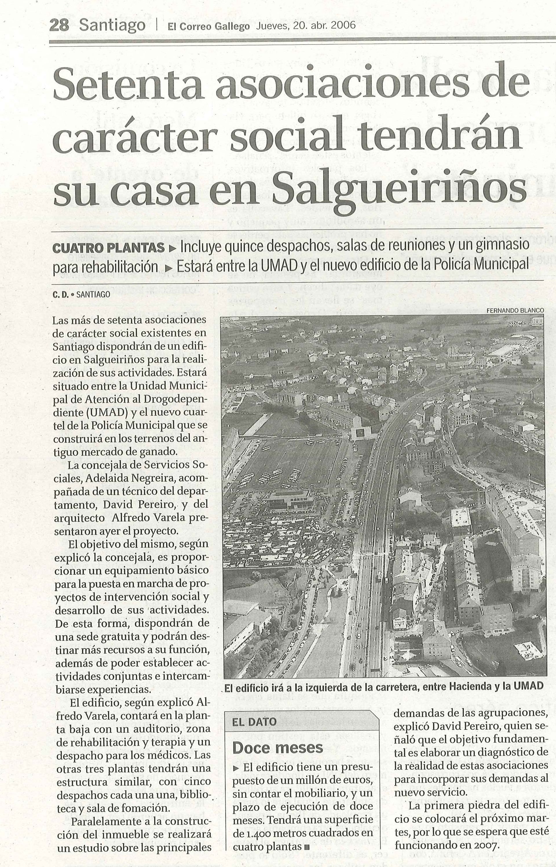 Un artículo de periódico en español sobre un grupo de personas que están paradas una al lado de la otra.