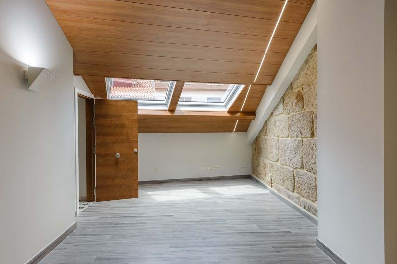 Una habitación vacía con un tragaluz en el techo