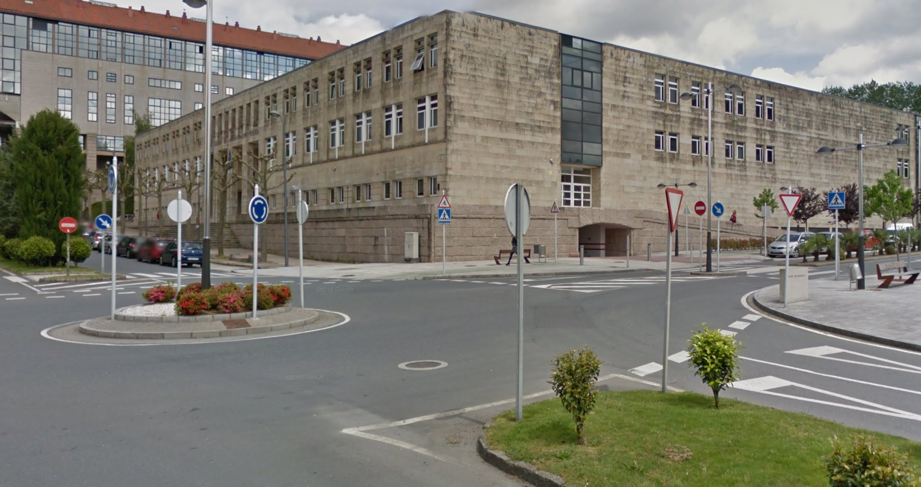 Una intersección con un gran edificio al fondo