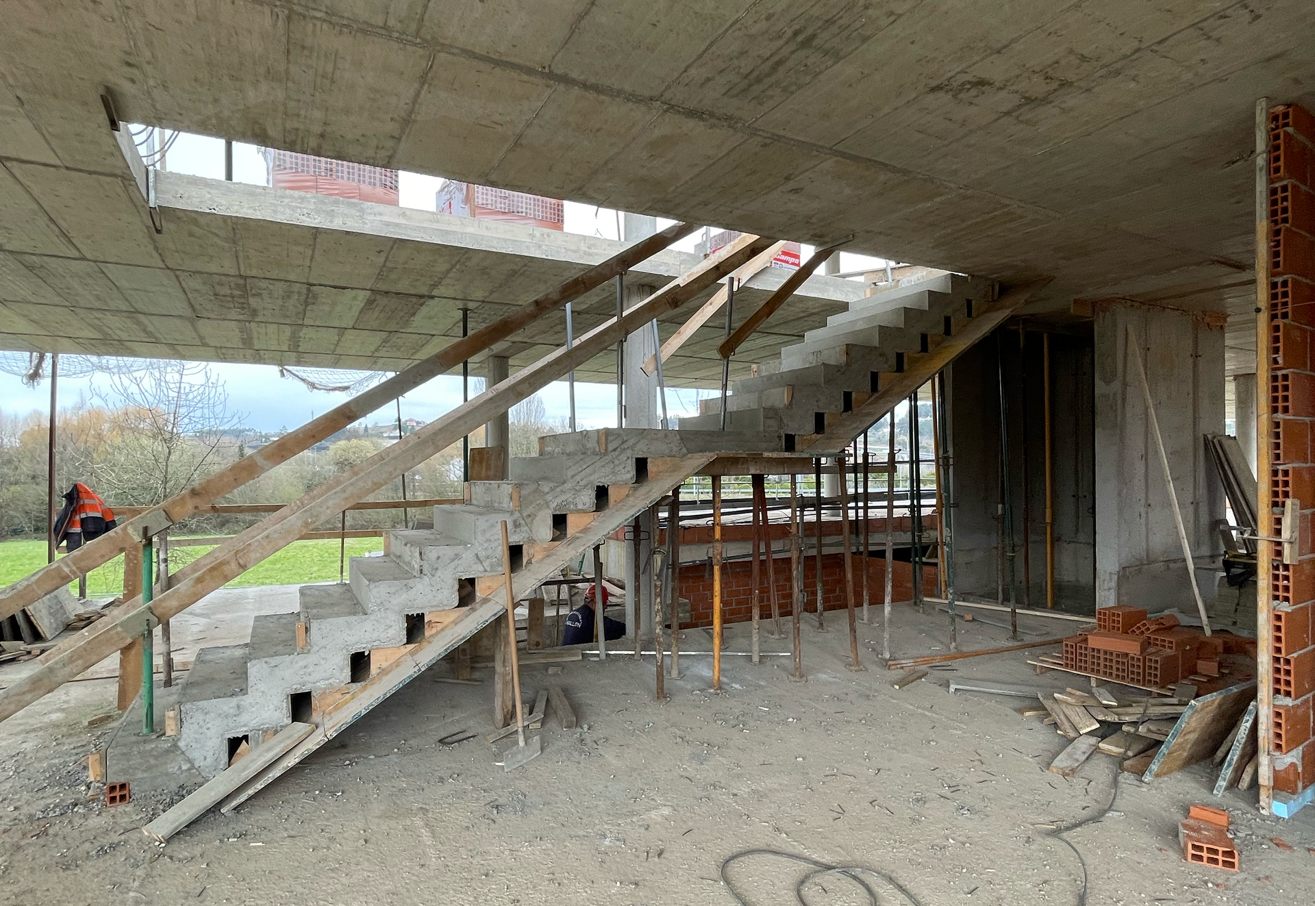 Se está construyendo una escalera en un edificio en construcción.