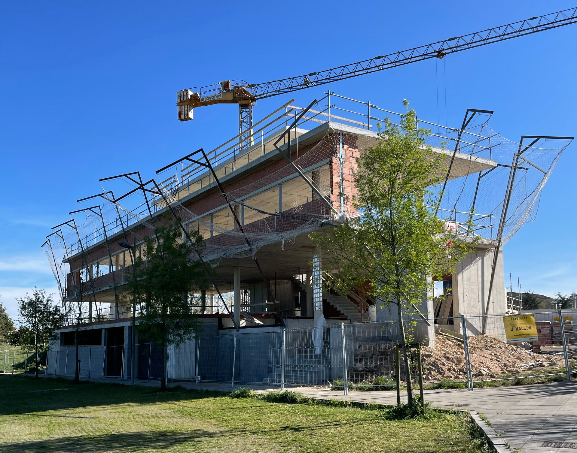 Un edificio en construcción con una grúa encima.