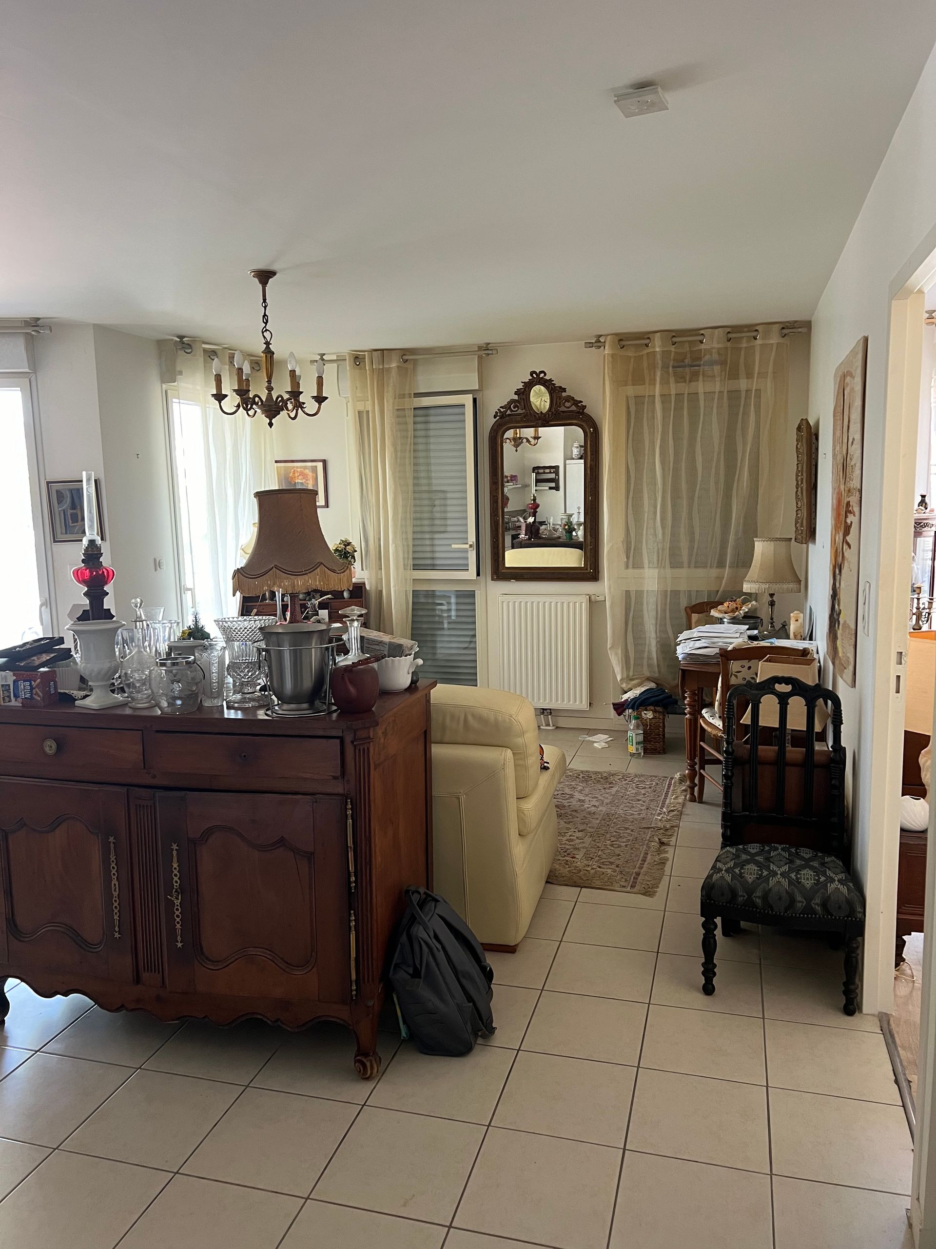 Salon encombré d'une maison