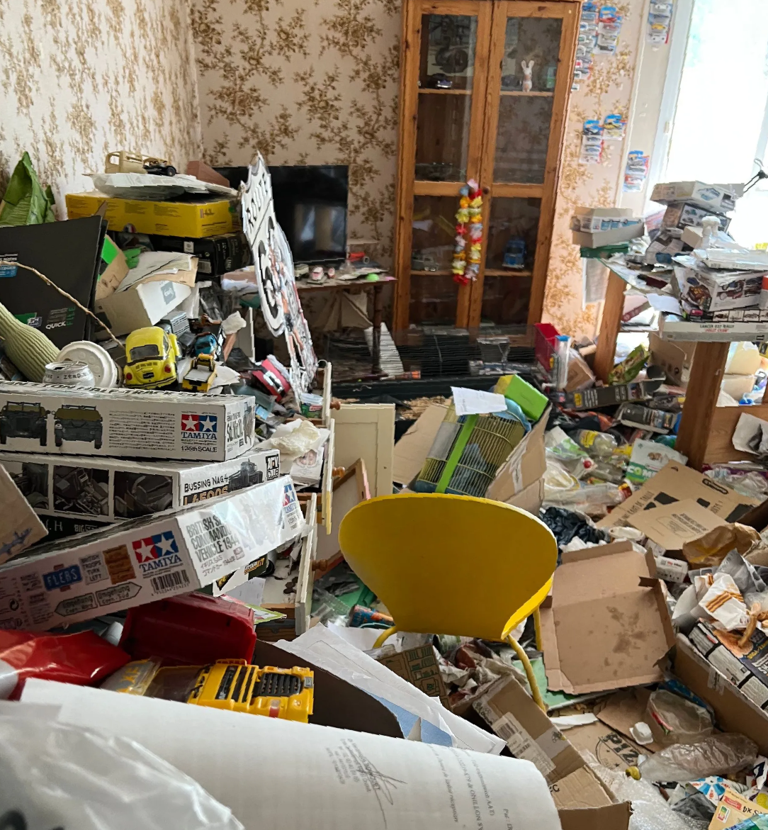 Des objets accumulés dans une maison