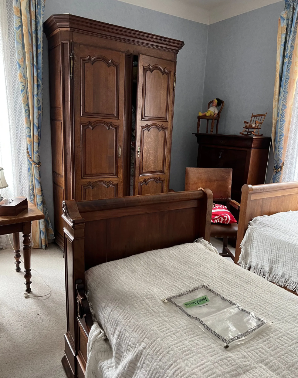 Une chambre avec un lit et une armoire en bois