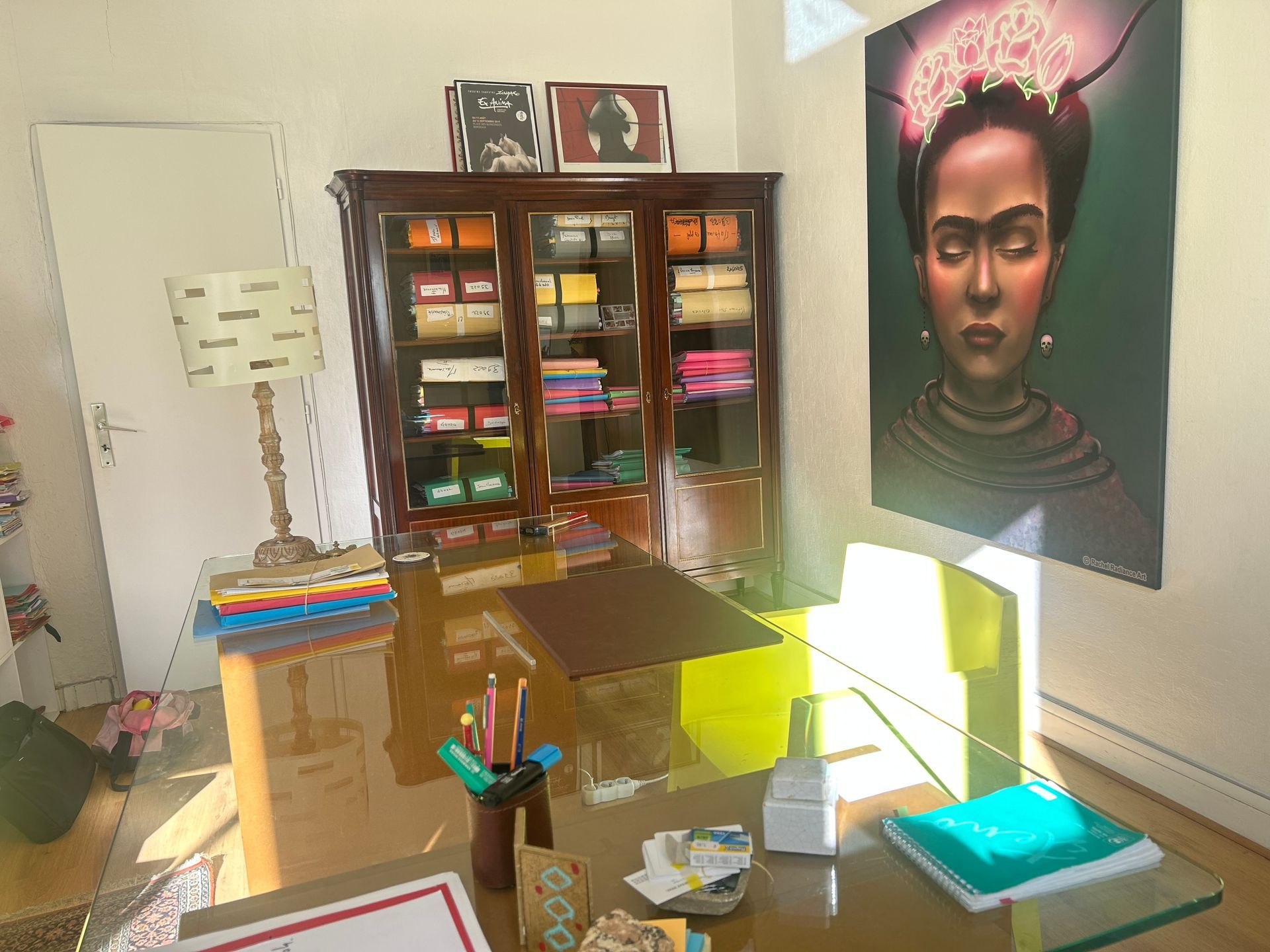 Cabinet avec une bibliothèque et un portrait de Frida Kahlo