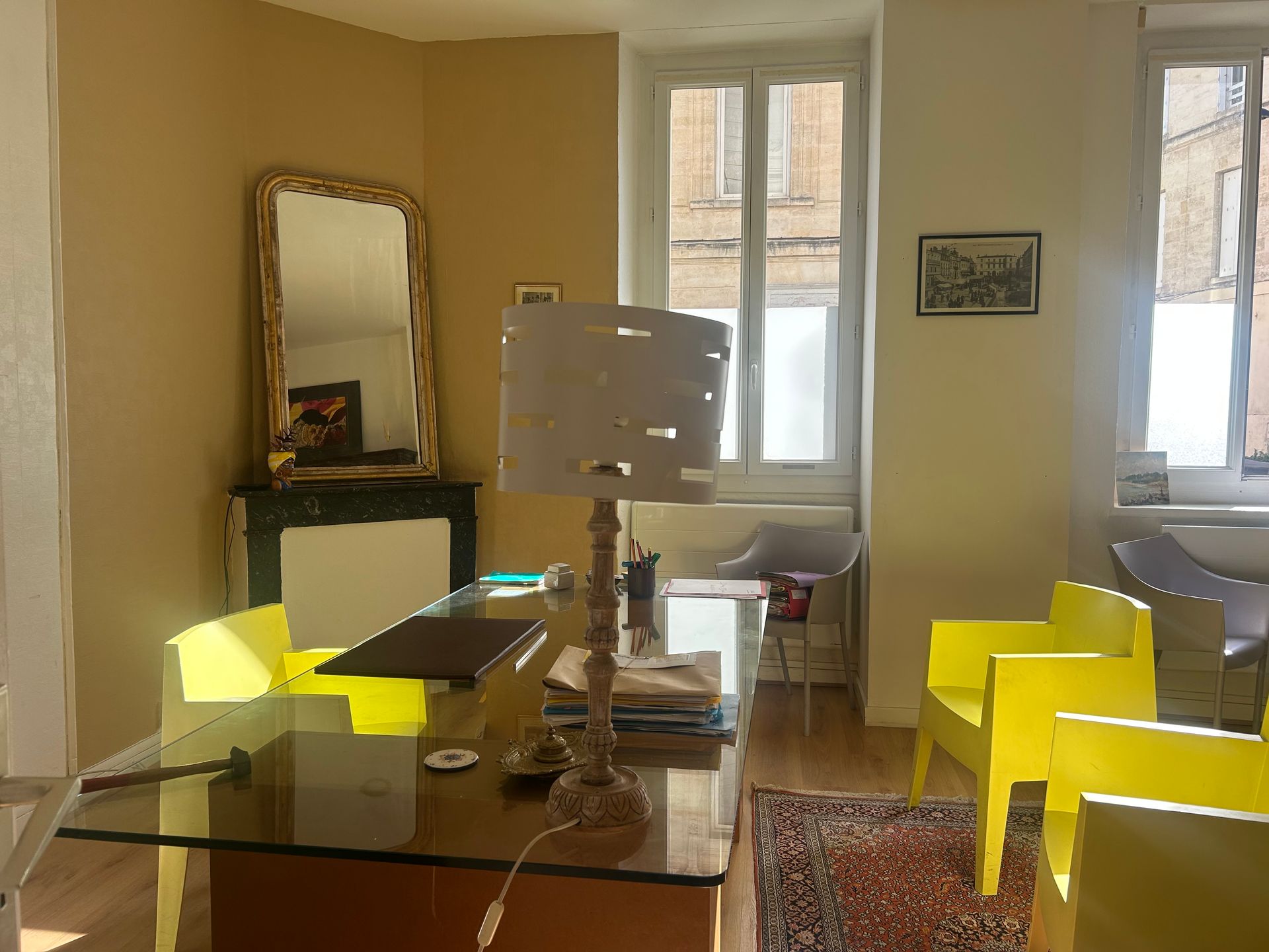 Bureau en verre avec un ordinateur