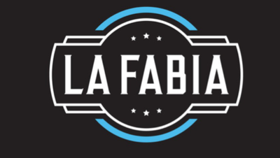Logotipo para restaurante “LA FABIA” con texto blanco sobre fondo negro, rodeado de un diseño circular blanco y azul claro.