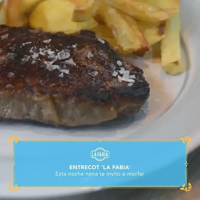 Un plato con un filete con sal y papas fritas. El texto debajo dice