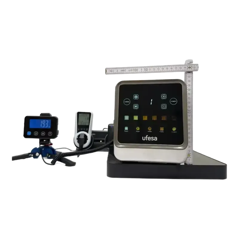 Dispositivo médico con pantalla digital, termómetro y cámara sobre trípode.