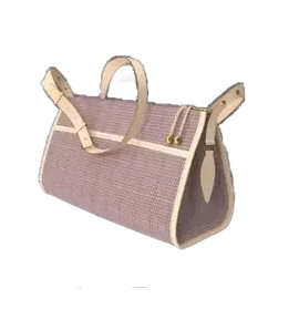 Bolso de mano tejido de color rosa con detalles y asas en color tostado claro.
