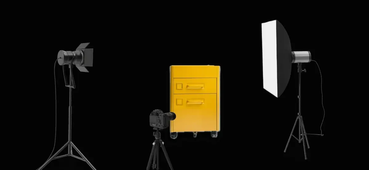 Un archivador amarillo en un estudio con cámara y luces. Fondo negro.