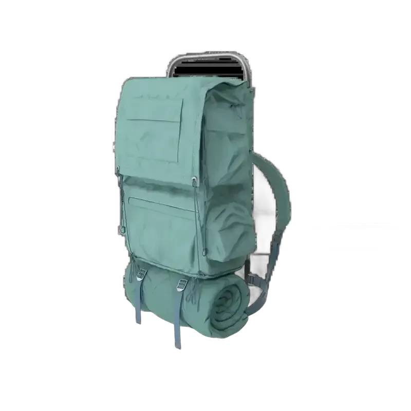 Mochila con marco verde azulado y saco de dormir enrollado adjunto.