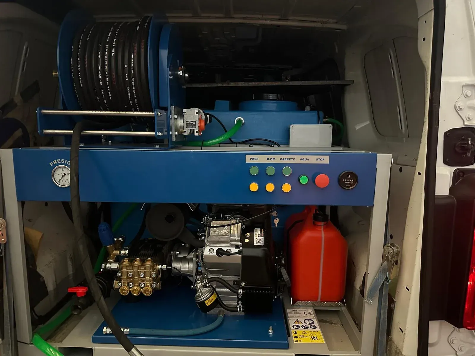 Una hidrolimpiadora profesional instalada en la parte trasera de una furgoneta