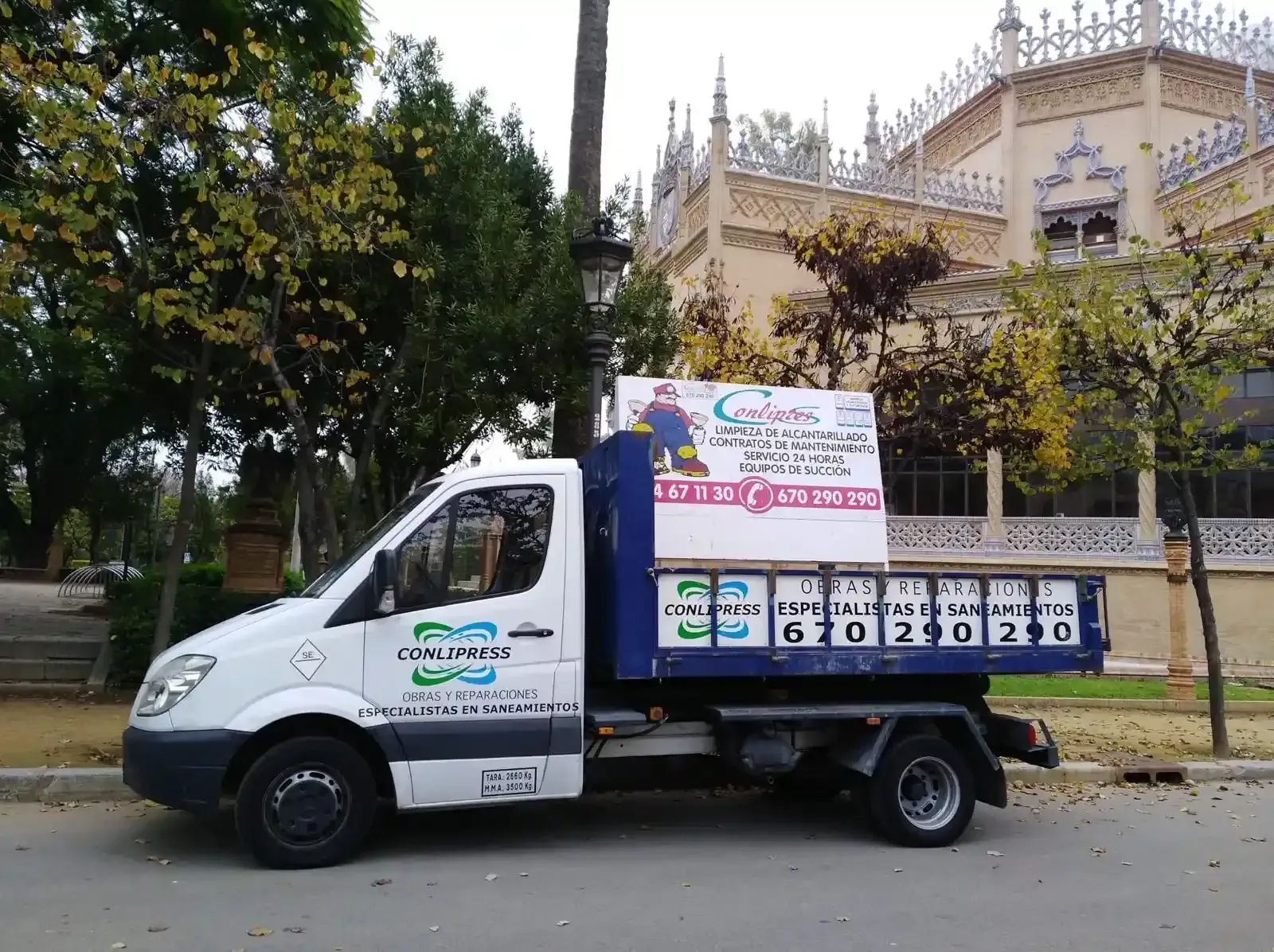 Una furgoneta de servicio blanca y azul con el logotipo de la empresa