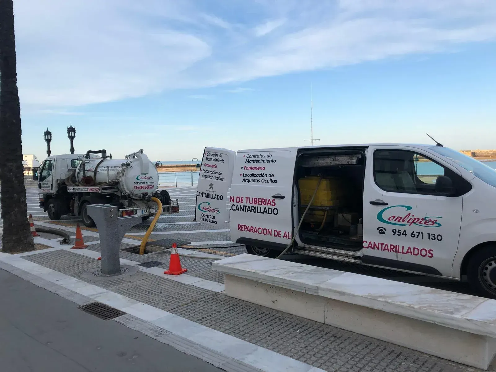 Una furgoneta de servicio blanca y un camión cisterna