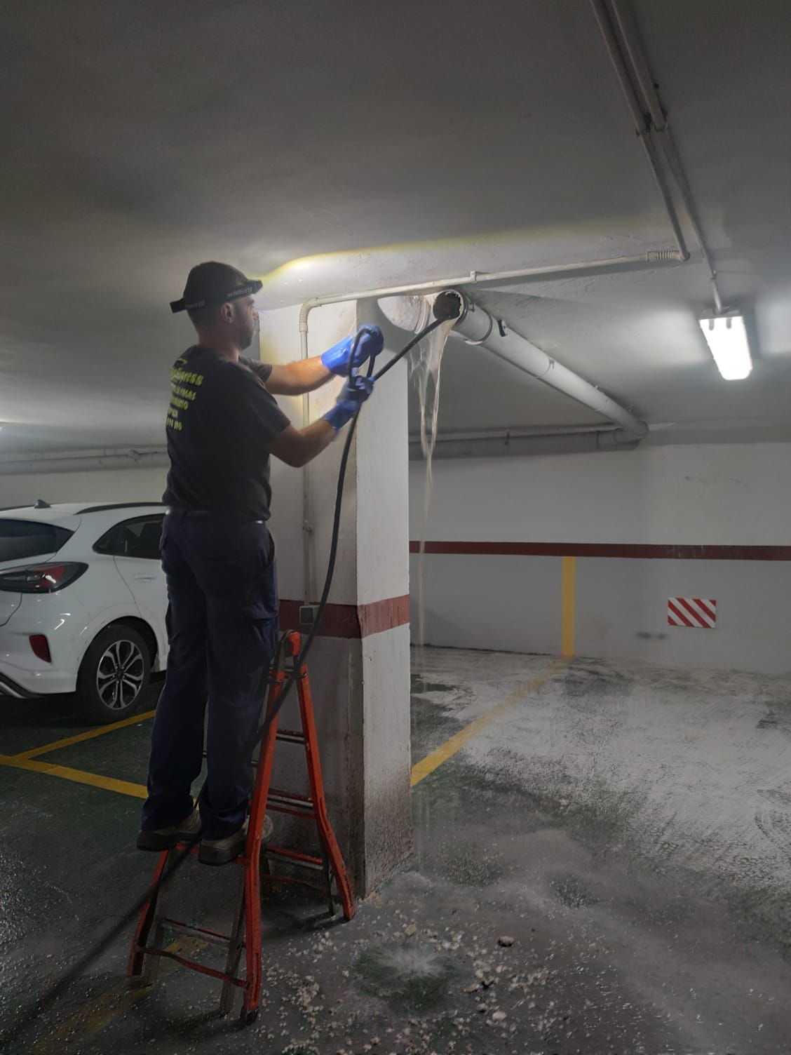 Una furgoneta de servicio blanca y un camión cisterna
