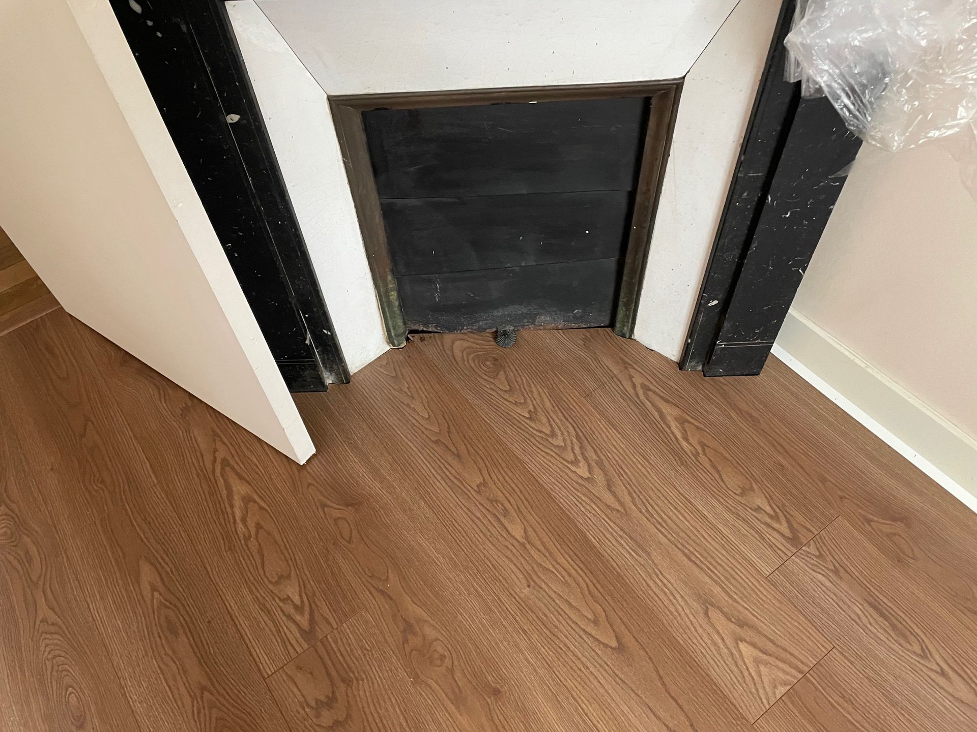 Une chambre avec du parquet et une cheminée