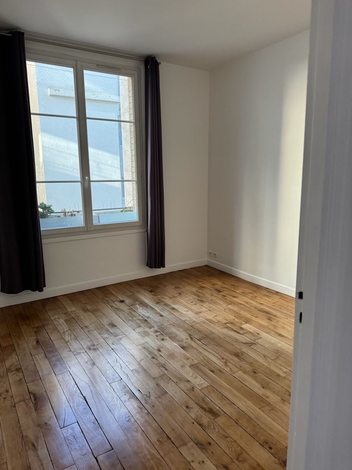 Une chambre avec du parquet
