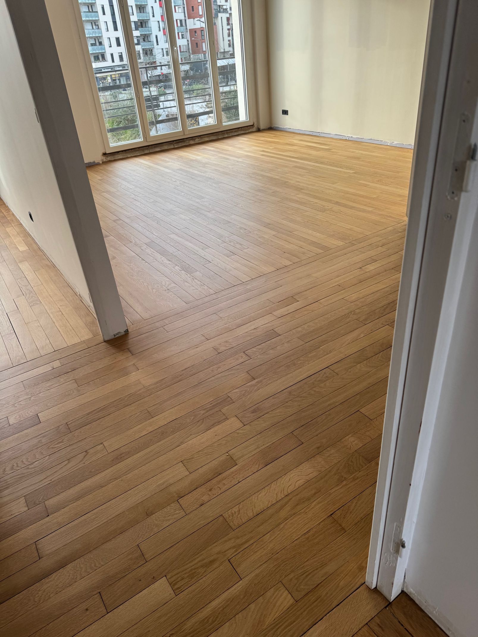 Un palier avec du parquet