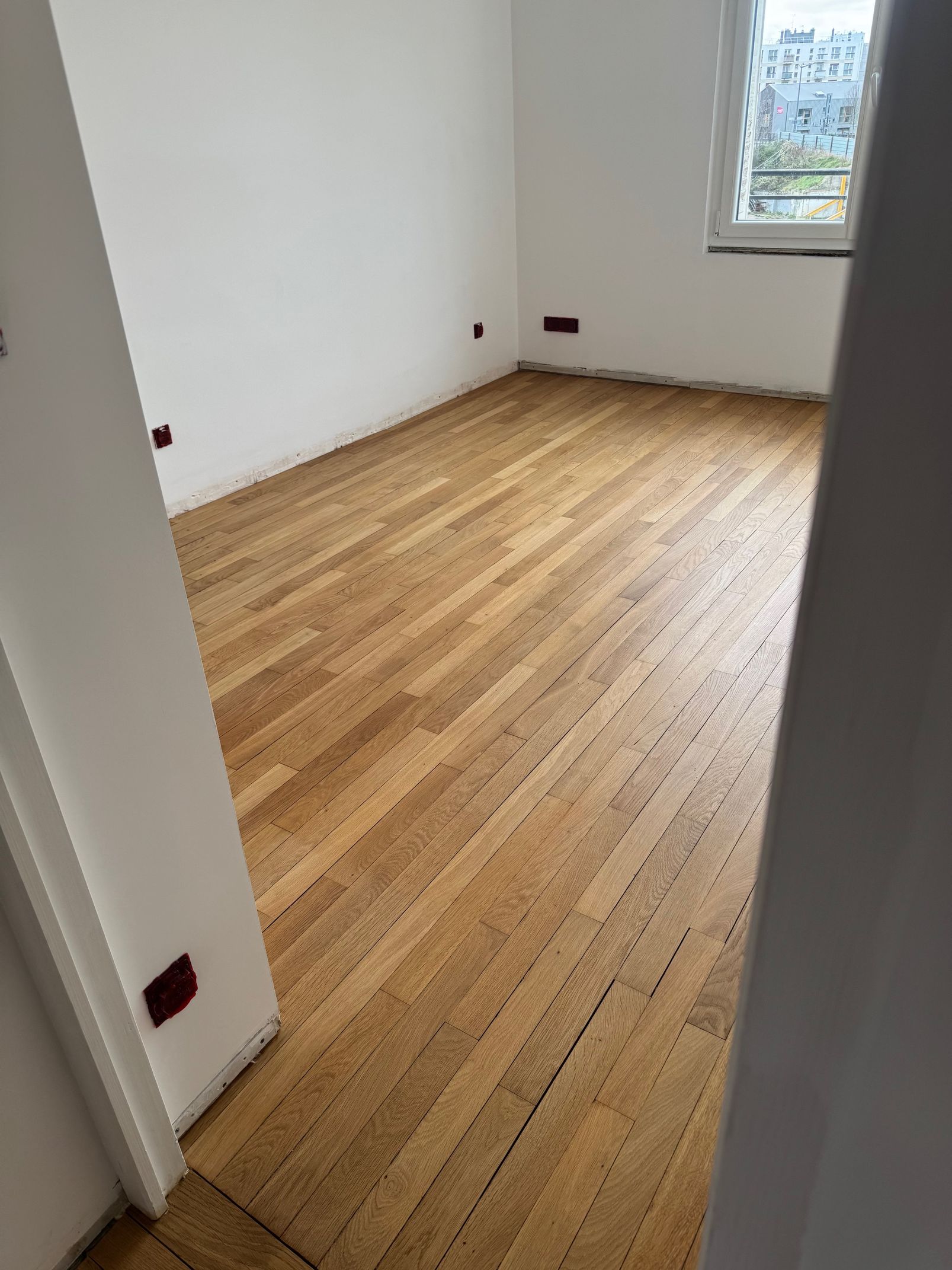Une pièce avec du parquet bois