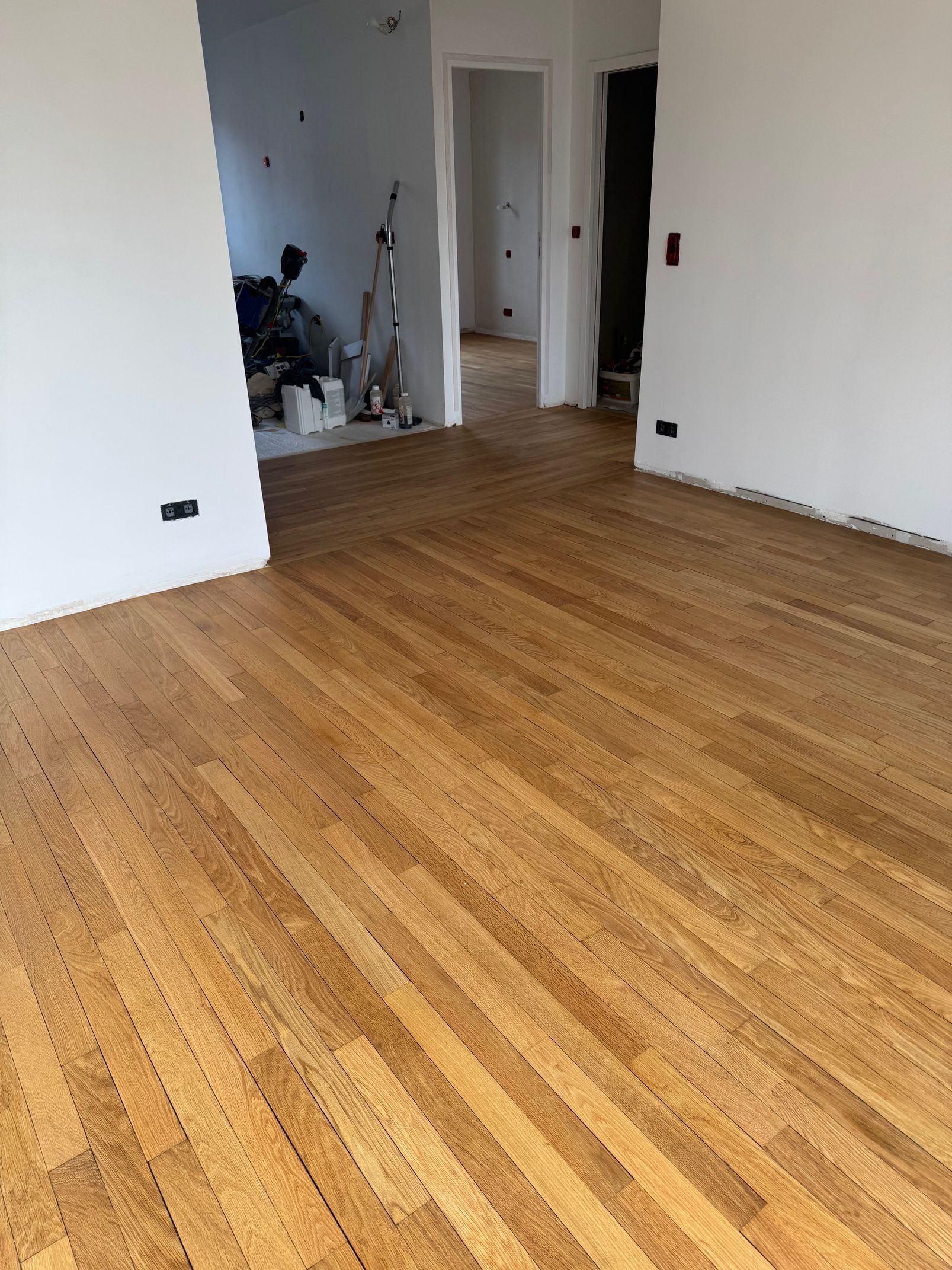 Une pièce avec du parquet