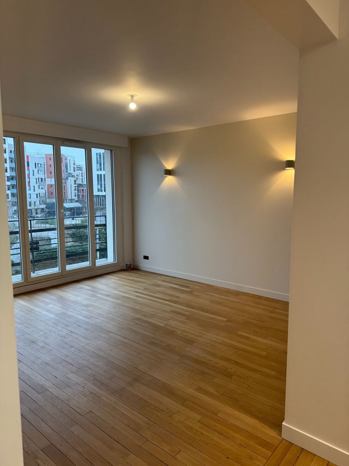 Un salon avec du parquet