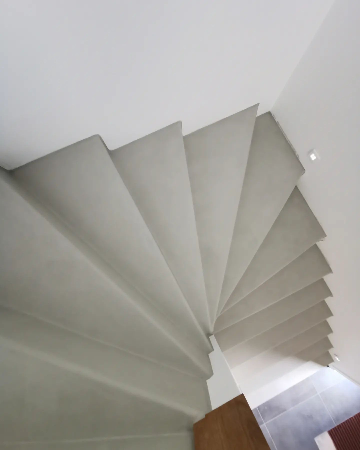 Escalier en béton ciré gris clair