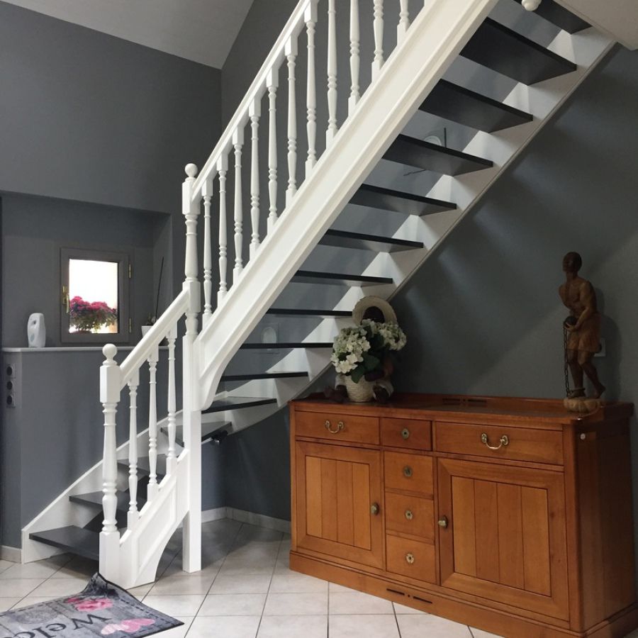 Escalier peint en blanc et mur peint en gris