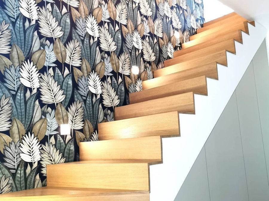 Papier peint floral dans les escaliers