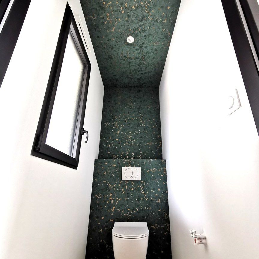 Toilettes avec pose de papier peint abstrait