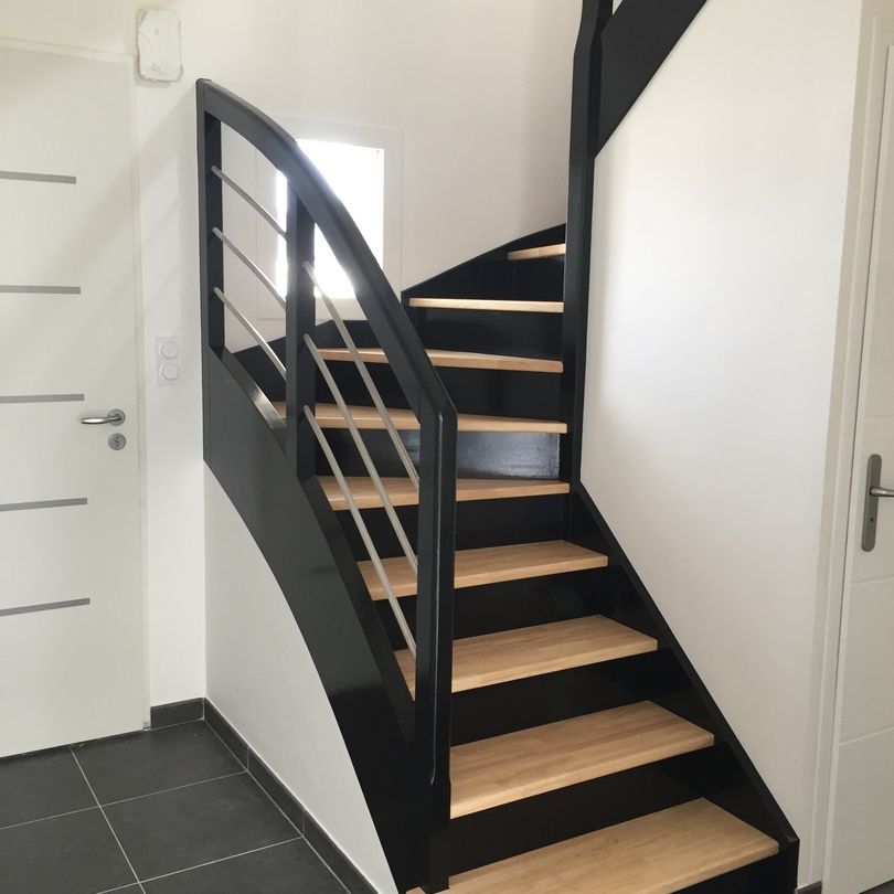 Escalier en bois avec contremarches peintes en noir