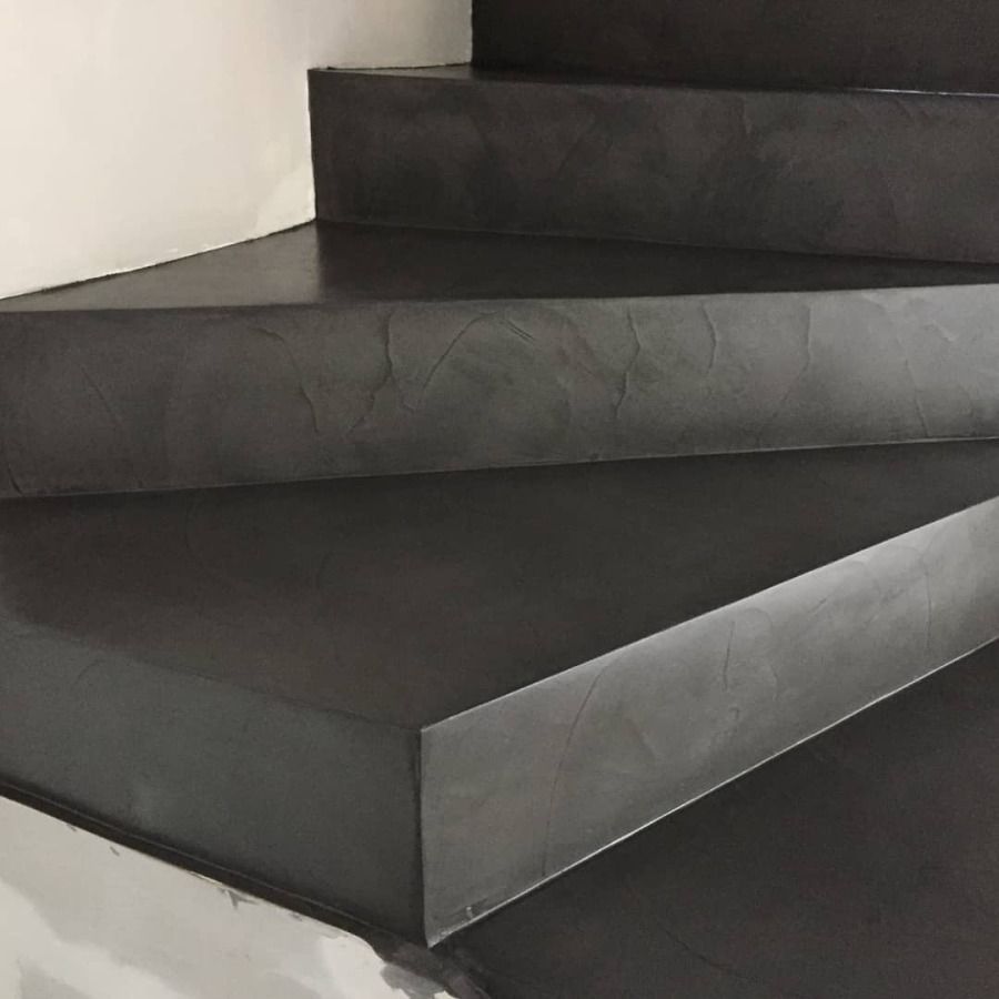 Escalier en béton ciré gris foncé