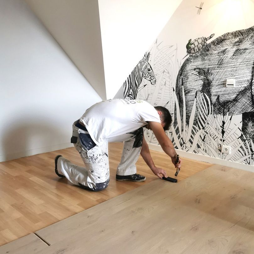 Pose de parquet dans une chambre d'enfant