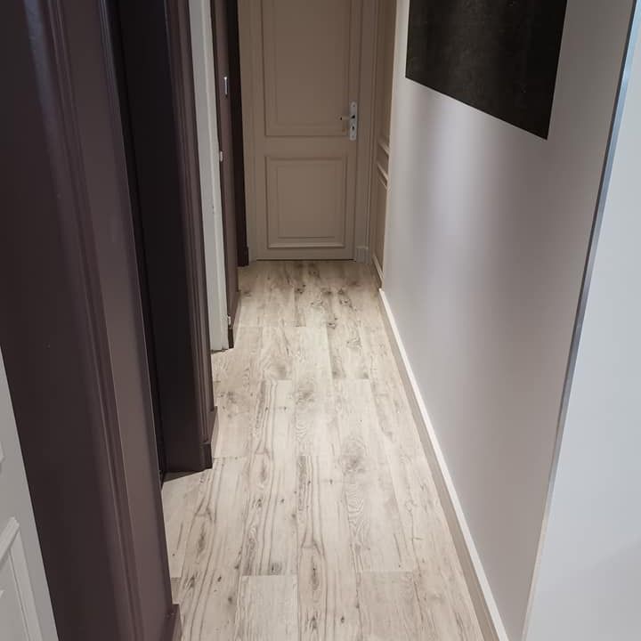 Pose de parquet dans un couloir