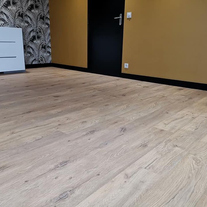 Pose de parquet dans une chambre