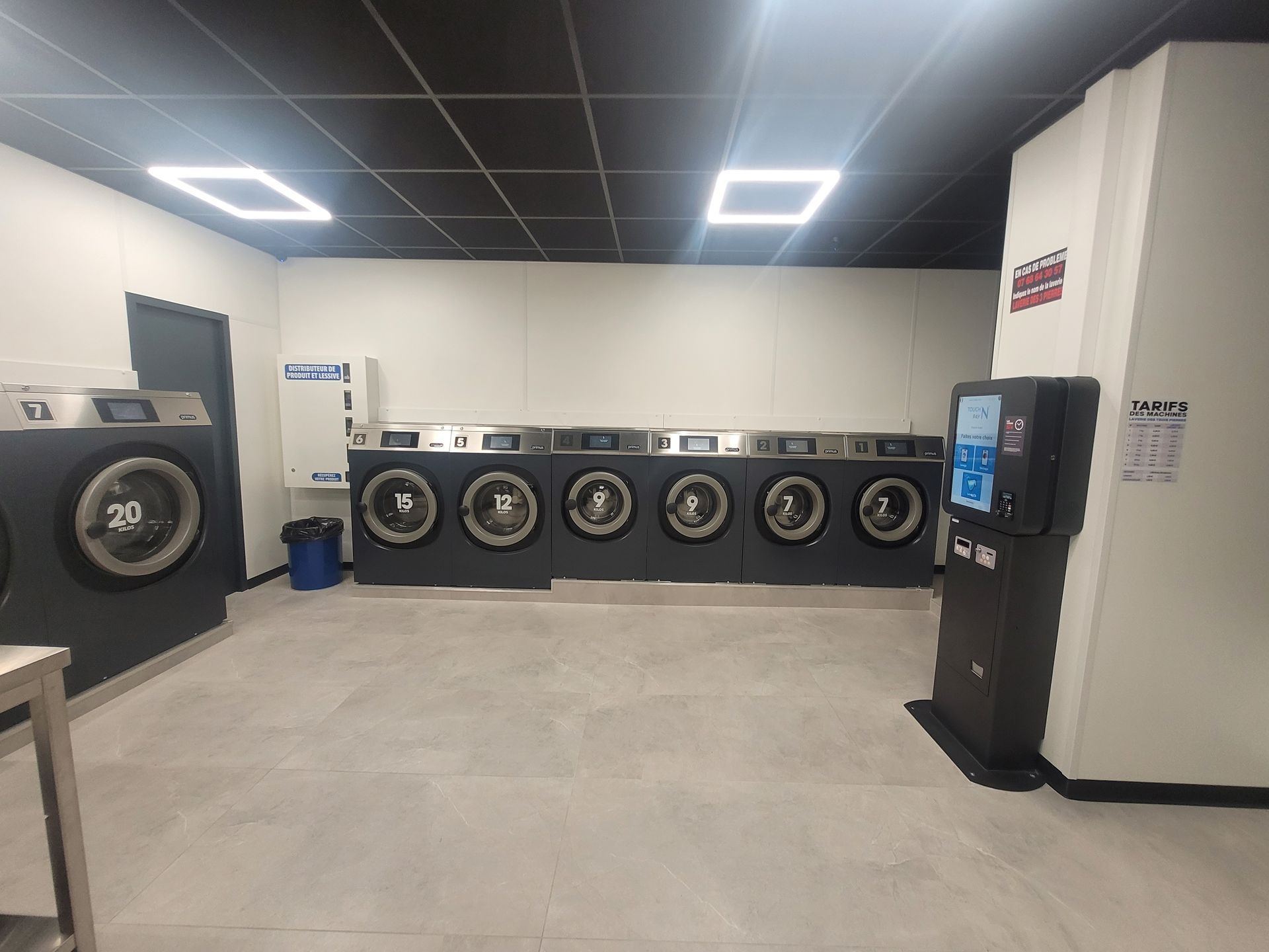 Machines à laver dans une laverie