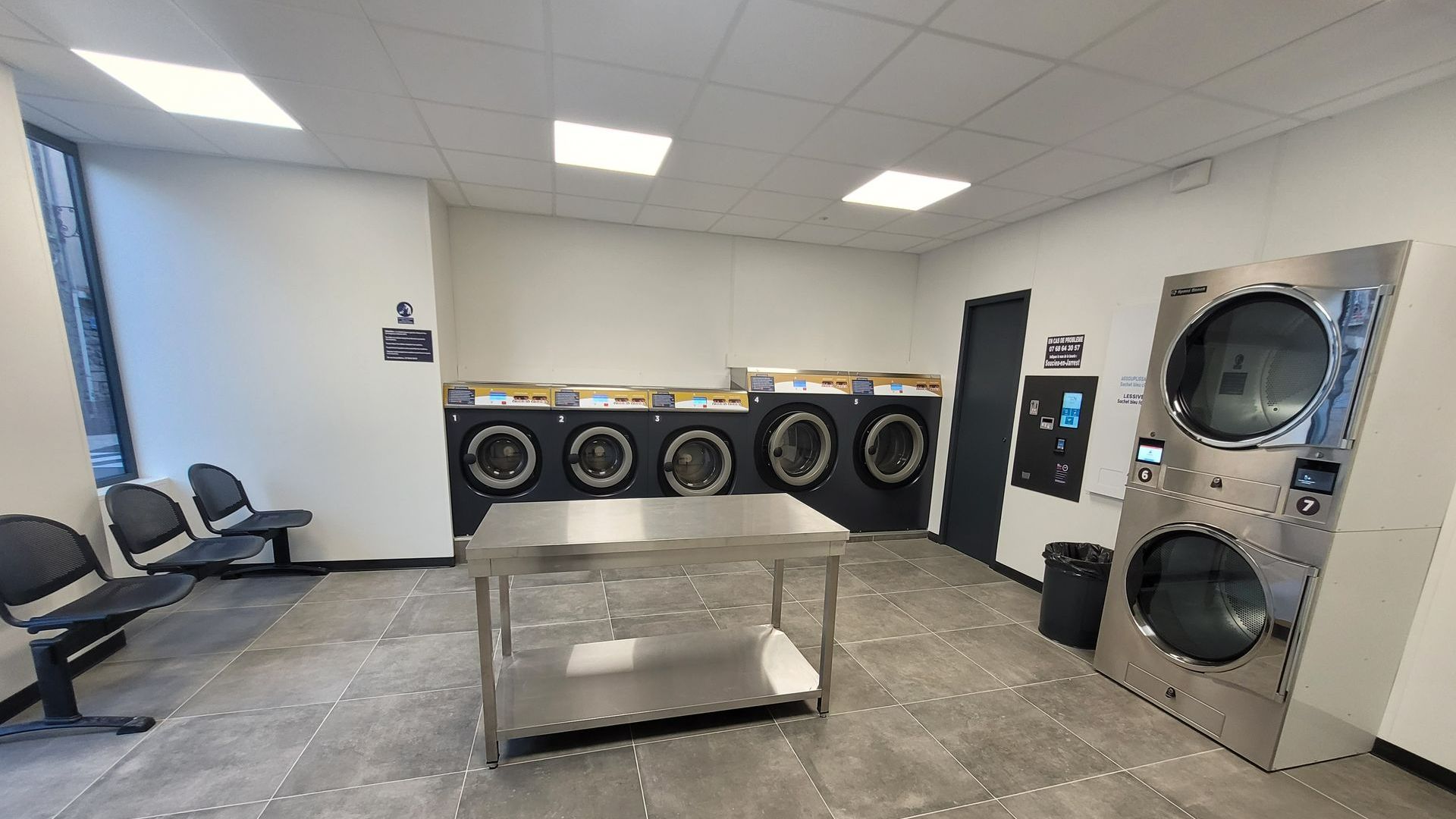 Intérieur avec les machines à laver de la laverie à Soucieu-en-Jarrest - Promoclean Laveries Grand Lyon