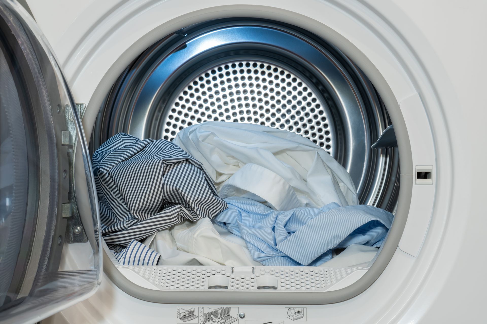 Vêtements dans une machine à laver - Promoclean Laveries Grand Lyon