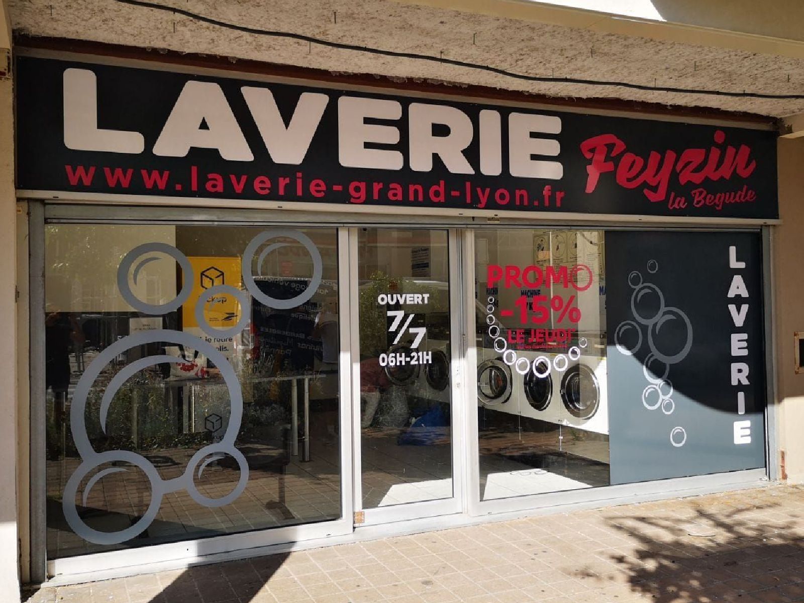 Devanture de la laverie Promoclean à Feyzin