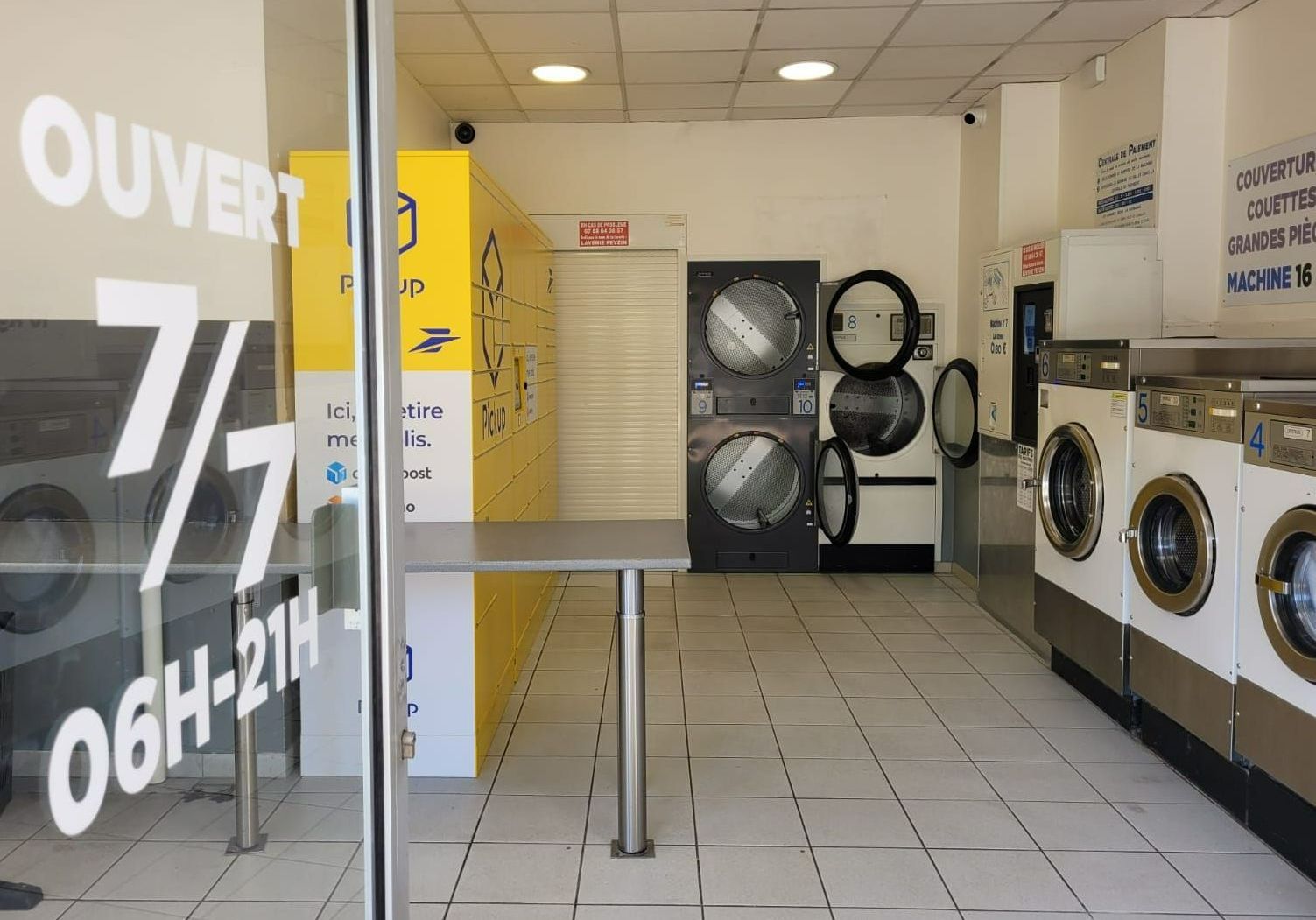Entrée de la laverie à Feyzin - Promoclean Laveries Grand Lyon