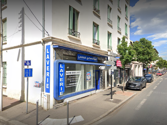 Devanture de la laverie Promoclean à Saint-Fons