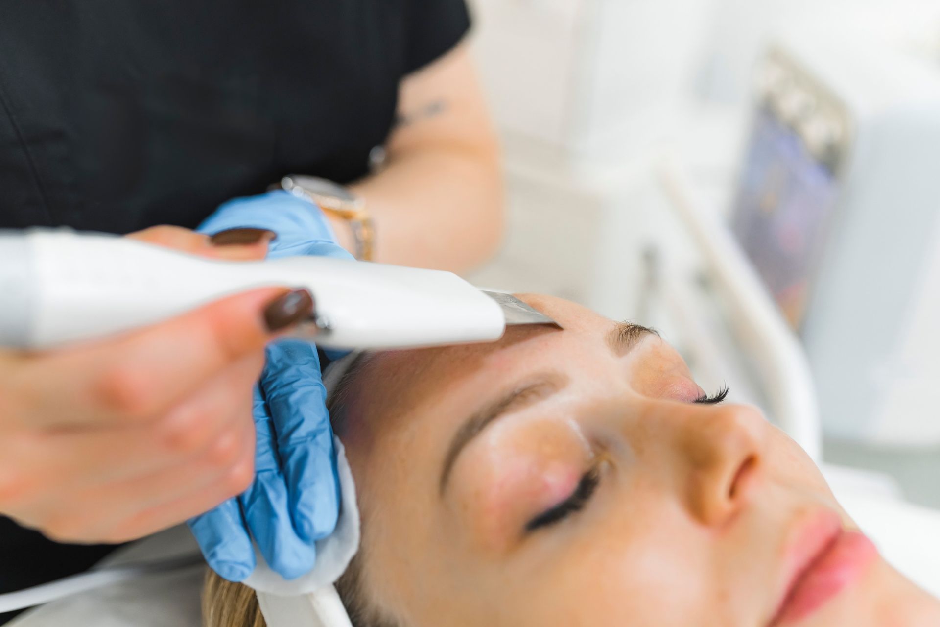 Una mujer se hace un tatuaje en las cejas en un salón de belleza.